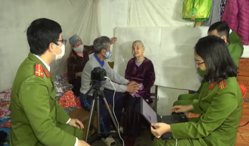 C&aacute;n bộ C&ocirc;ng an đến tận nh&agrave; l&agrave;m thẻ căn cước c&ocirc;ng d&acirc;n cho c&aacute;c đối tượng ch&iacute;nh s&aacute;ch, người gi&agrave; neo đơn, khuyết tật