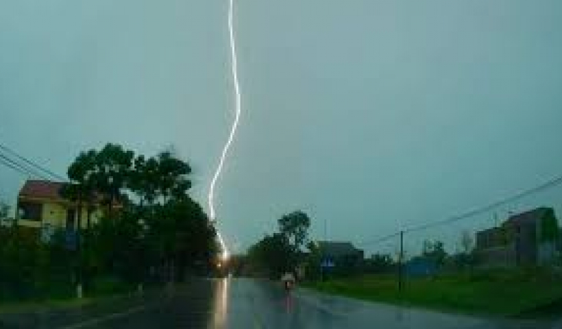 Cảnh b&aacute;o tai nạn s&eacute;t đ&aacute;nh khi trời mưa d&ocirc;ng