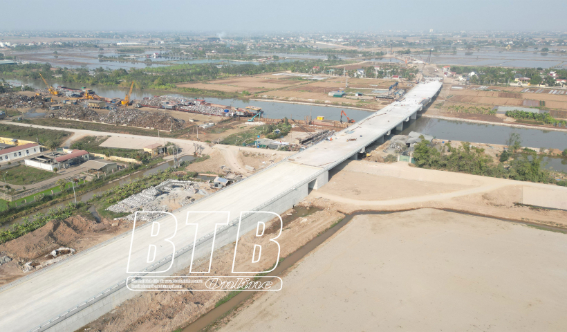 Cầu vượt s&ocirc;ng H&oacute;a thuộc tuyến đường bộ từ th&agrave;nh phố Th&aacute;i B&igrave;nh đi cầu Ngh&igrave;n đ&atilde; ch&iacute;nh thức hợp long 