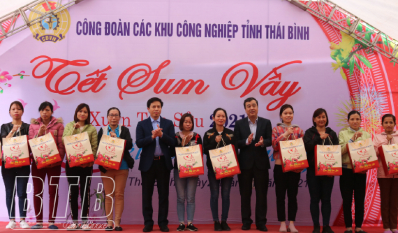 Chương tr&igrave;nh &ldquo;Tết sum vầy&rdquo;, 320 c&ocirc;ng nh&acirc;n lao động thuộc khu c&ocirc;ng nghiệp Nguyễn Đức Cảnh được nhận qu&agrave; tết.