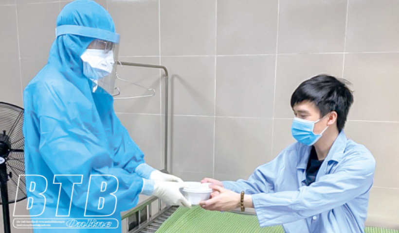 C&ocirc; gi&aacute;o với ca kh&uacute;c cổ vũ y b&aacute;c sĩ tr&ecirc;n tuyến đầu chống dịch