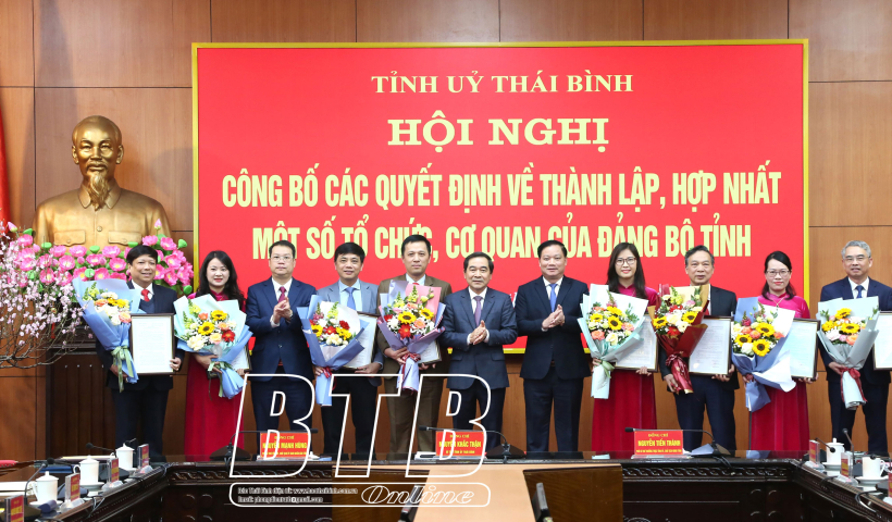 C&ocirc;ng bố c&aacute;c quyết định về th&agrave;nh lập, hợp nhất một số tổ chức, cơ quan của Đảng bộ tỉnh