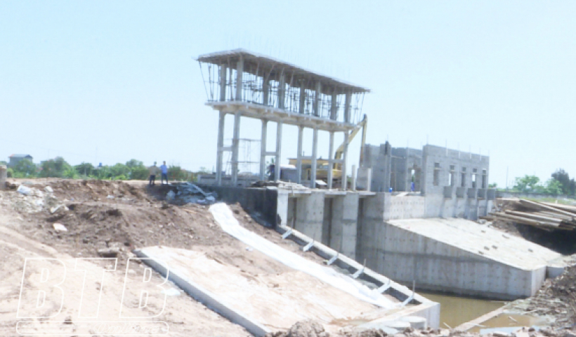 Đẩy nhanh thi c&ocirc;ng c&aacute;c c&ocirc;ng tr&igrave;nh thủy lợi, đ&ecirc; điều