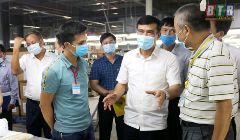 Doanh nghiệp vừa tập trung ph&ograve;ng, chống dịch, vừa ổn định sản xuất