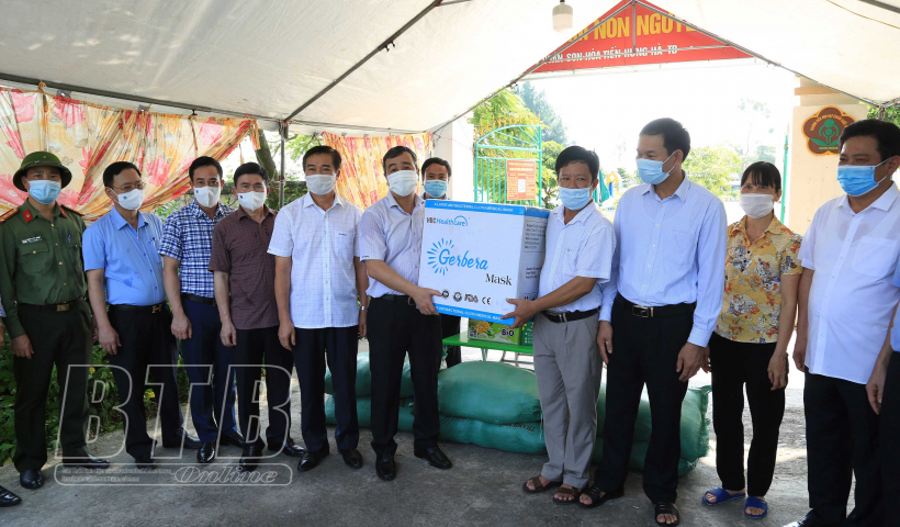 Đồng ch&iacute; B&iacute; thư Tỉnh ủy thăm, động vi&ecirc;n c&aacute;c lực lượng l&agrave;m nhiệm vụ tại khu c&aacute;ch ly tập trung v&agrave; chốt kiểm so&aacute;t dịch Covid-19