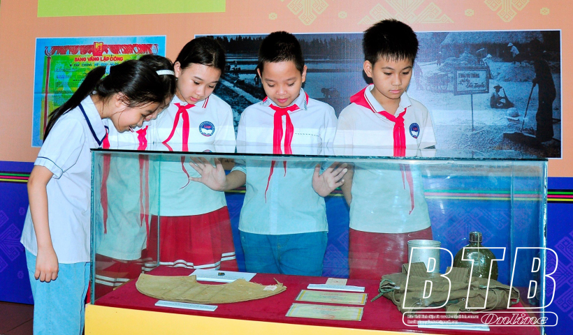 Hơn 200 t&agrave;i liệu, h&igrave;nh ảnh, hiện vật, trưng b&agrave;y "Từ chiến thắng lịch sử Điện Bi&ecirc;n Phủ đến Đại thắng m&ugrave;a xu&acirc;n năm 1975&rdquo; 