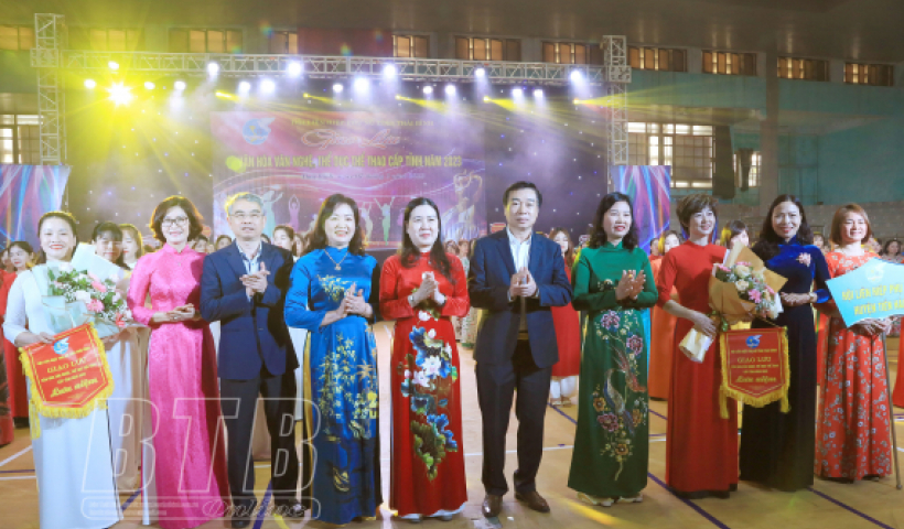 Hơn 300 phụ nữ tham gia giao lưu văn h&oacute;a văn nghệ, thể dục thể thao