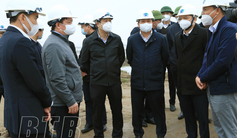 Kiểm tra tiến độ thi c&ocirc;ng dự &aacute;n tuyến đường bộ ven biển v&agrave; dự &aacute;n cải tạo, n&acirc;ng cấp đường 221A