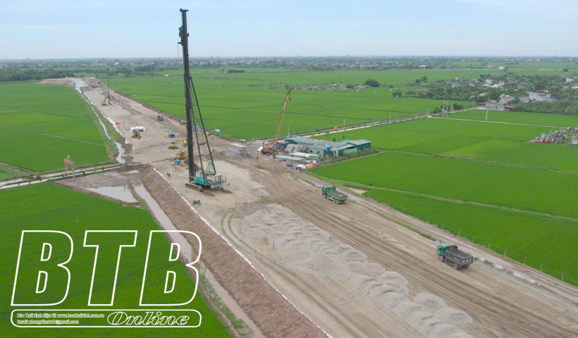 Kiểm tra tiến độ tuyến đường trục kết nối trong Khu kinh tế Th&aacute;i B&igrave;nh