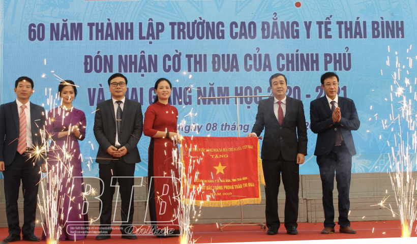 Kỷ niệm 60 năm th&agrave;nh lập, Trường Cao đẳng Y tế Th&aacute;i B&igrave;nh đ&oacute;n nhận cờ thi đua của Ch&iacute;nh phủ v&agrave; khai giảng năm học 2020- 2021 