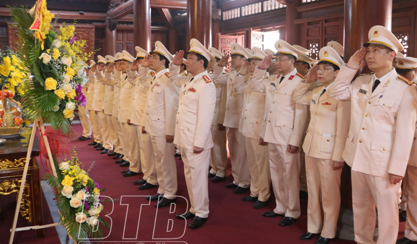 Kỷ niệm 75 năm ng&agrave;y Chủ tịch Hồ Ch&iacute; Minh n&ecirc;u S&aacute;u điều dạy C&ocirc;ng an nh&acirc;n d&acirc;n