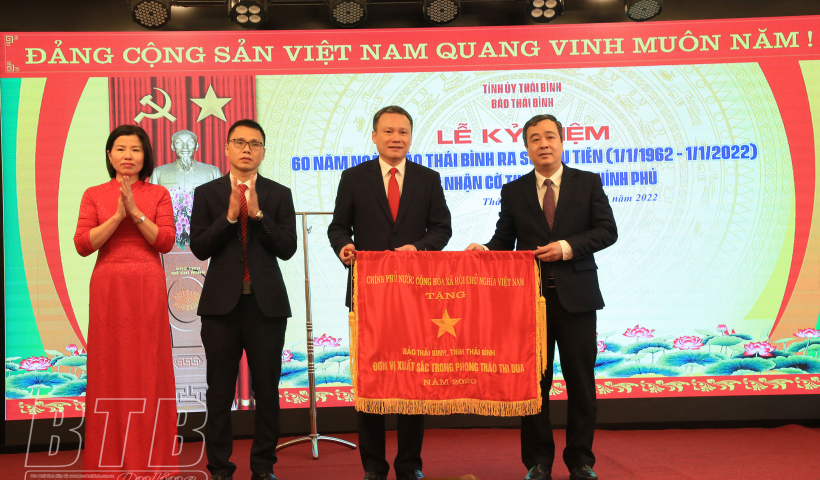 Lễ kỷ niệm 60 năm ng&agrave;y B&aacute;o Th&aacute;i B&igrave;nh ra số đầu, đ&oacute;n nhận Cờ thi đua của Ch&iacute;nh phủ