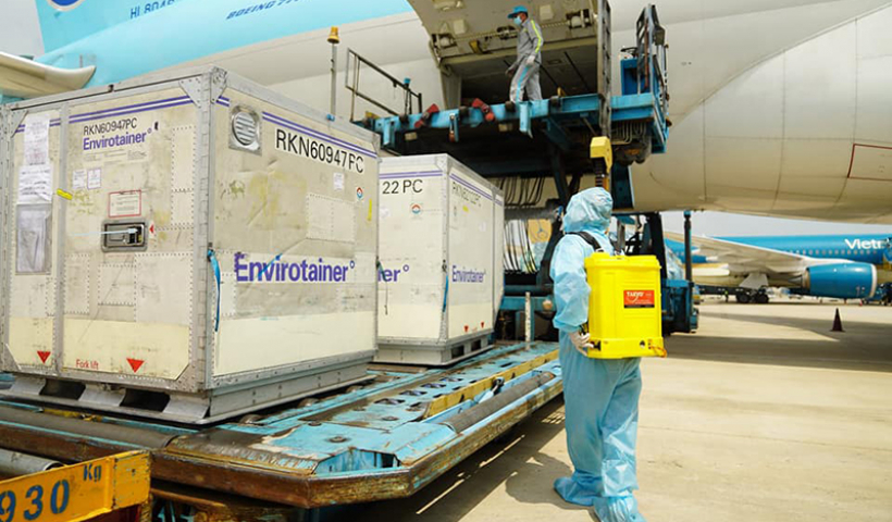 L&ocirc; vaccine COVID-19 đầu ti&ecirc;n đ&atilde; về tới Việt Nam