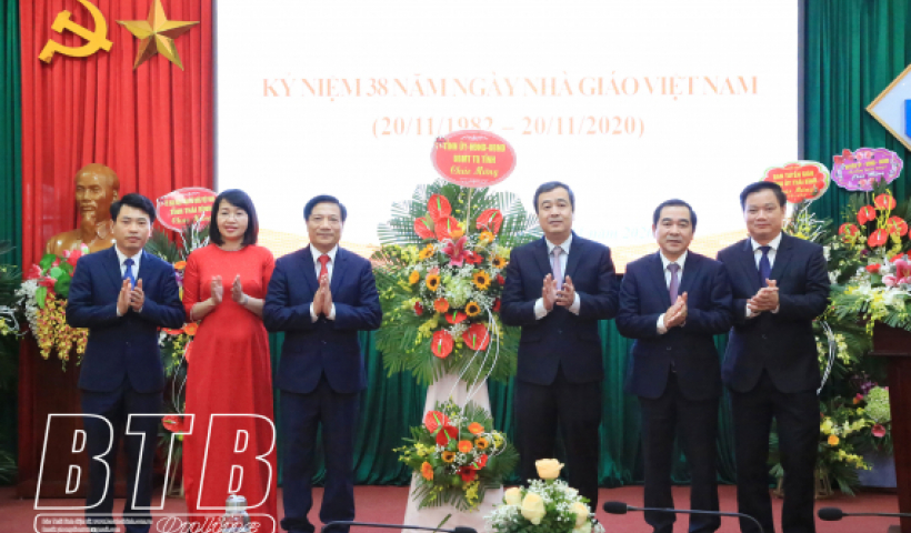 Nh&acirc;n kỷ niệm 38 năm ng&agrave;y Nh&agrave; gi&aacute;o Việt Nam, c&aacute;c đồng ch&iacute; l&atilde;nh đạo tỉnh đi thăm, ch&uacute;c mừng tập thể l&atilde;nh đạo, c&aacute;n bộ, gi&aacute;o vi&ecirc;n, nh&acirc;n vi&ecirc;n to&agrave;n ng&agrave;nh Gi&aacute;o dục