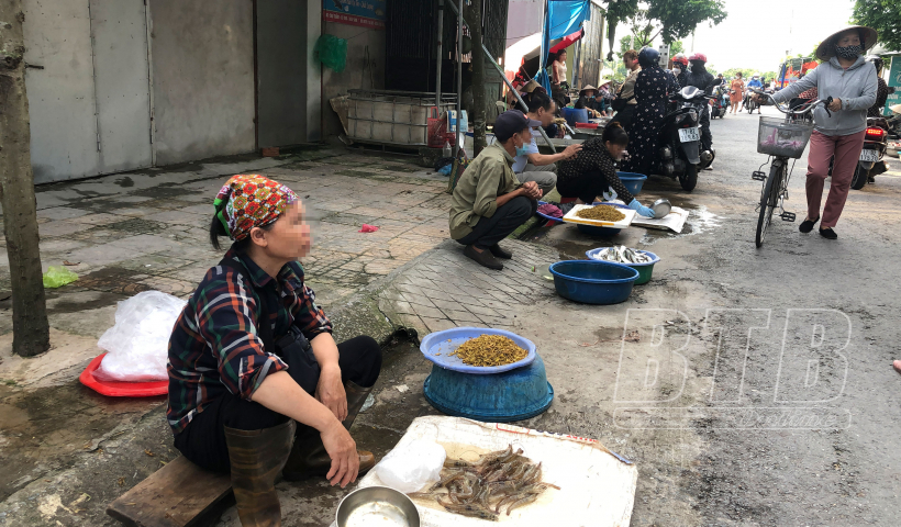  Nhiều người qu&ecirc;n đeo khẩu trang nơi c&ocirc;ng cộng 