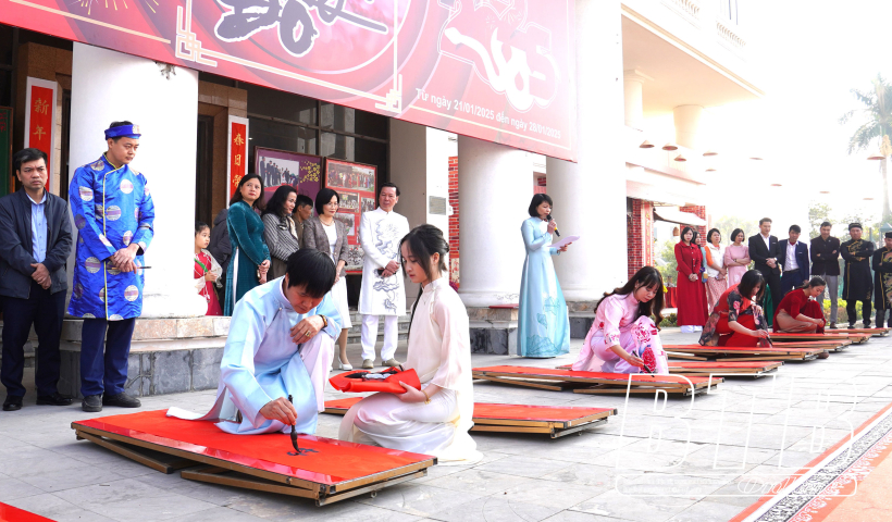 Phố &ocirc;ng đồ nhộn nhịp đầu xu&acirc;n mới