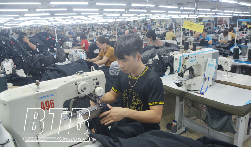 S&aacute;ng nay (28/11), UBND tỉnh tiếp tục nghe v&agrave; cho &yacute; kiến v&agrave;o c&aacute;c b&aacute;o c&aacute;o, tờ tr&igrave;nh của c&aacute;c sở, ng&agrave;nh