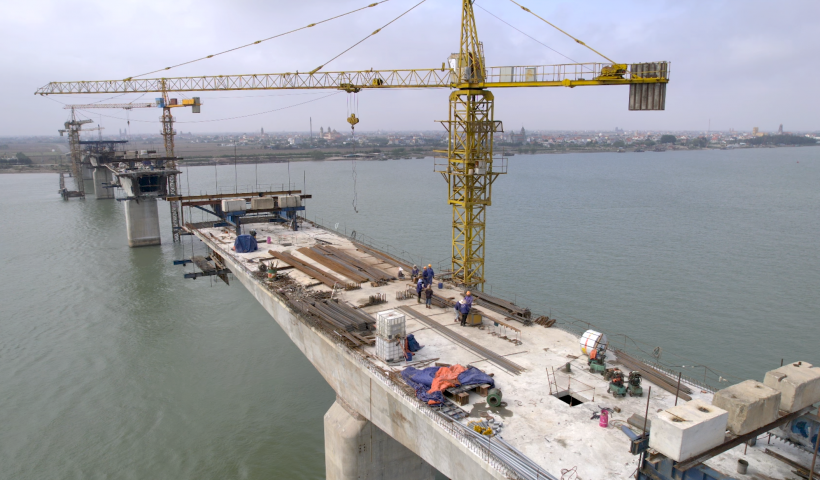  S&ocirc;i nổi kh&iacute; thế thi đua lao động tr&ecirc;n c&aacute;c c&ocirc;ng tr&igrave;nh trọng điểm 