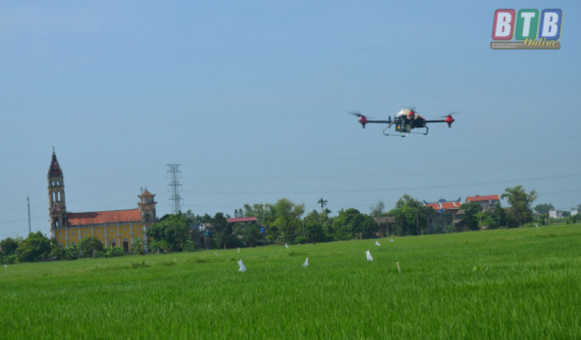 Sử dụng m&aacute;y bay kh&ocirc;ng người l&aacute;i phun thuốc trừ s&acirc;u