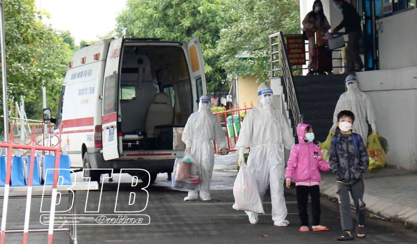 Th&aacute;i B&igrave;nh: 4 bệnh nhi nhiễm Covid-19 đ&atilde; được c&ocirc;ng bố khỏi bệnh 