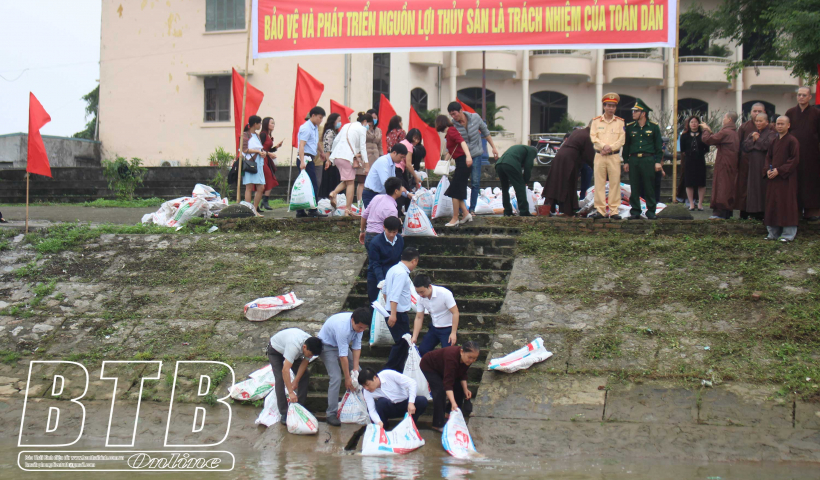 Th&aacute;i B&igrave;nh thả 209.000 con giống thủy sản ra c&aacute;c v&ugrave;ng nước tự nhi&ecirc;n