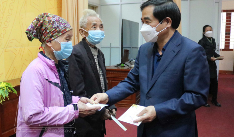 Thăm, tặng qu&agrave; tết cho hộ ngh&egrave;o, hộ c&oacute; ho&agrave;n cảnh kh&oacute; khăn 