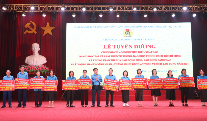 Th&aacute;ng c&ocirc;ng nh&acirc;n hướng về đo&agrave;n vi&ecirc;n, người lao động