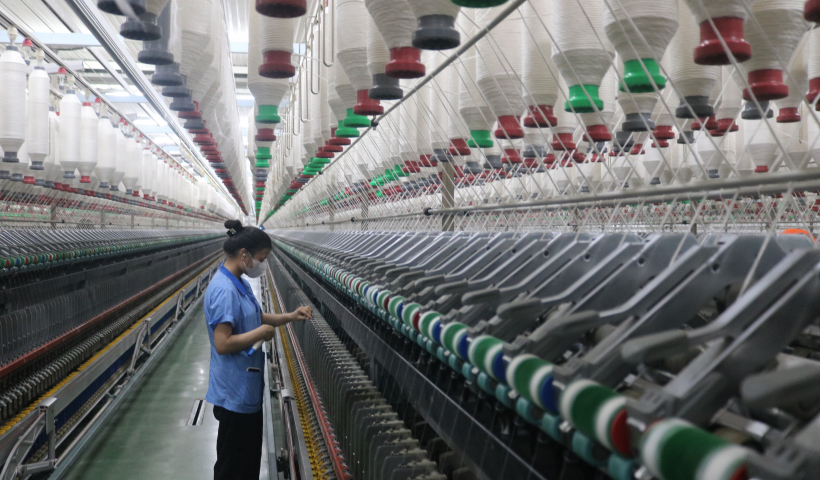 Thi đua l&agrave; y&ecirc;u nước