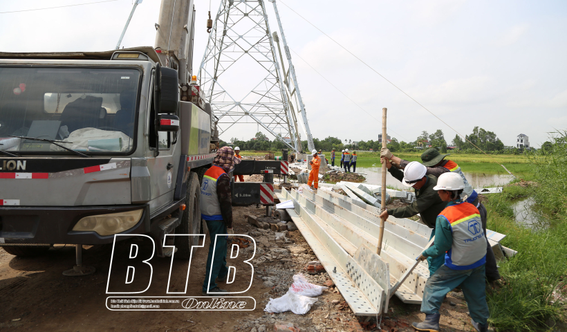 Thủ tướng biểu dương c&aacute;c đơn vị vượt mọi kh&oacute; khăn, nỗ lực thi c&ocirc;ng c&ocirc;ng tr&igrave;nh đường d&acirc;y 500 kV mạch 3