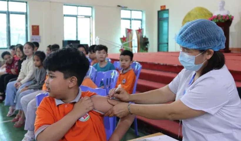 Ti&ecirc;m vắc-xin l&agrave; biện ph&aacute;p tốt nhất để ph&ograve;ng bệnh bạch hầu