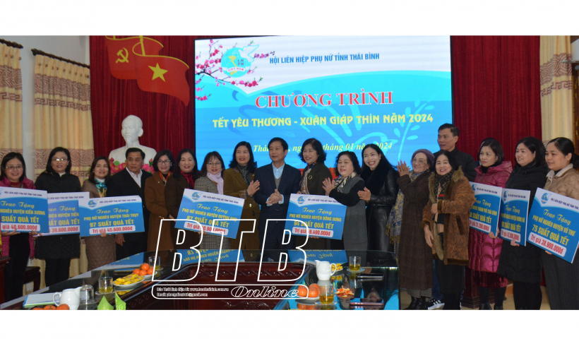 Tiếp nhận v&agrave; trao qu&agrave; tết cho hộ ngh&egrave;o