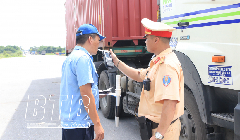 Tiếp tục tuần tra, kiểm so&aacute;t, xử l&yacute; c&aacute;c h&agrave;nh vi vi phạm về kinh doanh vận tải h&agrave;nh kh&aacute;ch