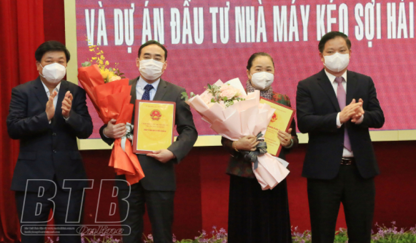 Trao giấy chứng nhận đăng k&yacute; đầu tư cho 2 dự &aacute;n c&oacute; tổng vốn đầu tư gần 3.300 tỷ đồng