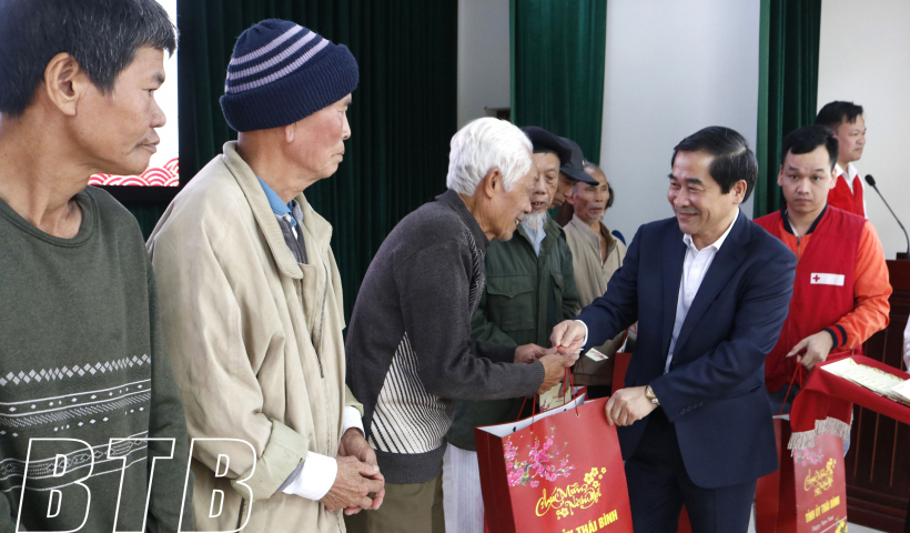Trao qu&agrave; tết cho hộ ngh&egrave;o, hộ c&oacute; ho&agrave;n cảnh kh&oacute; khăn nh&acirc;n dịp tết Nguy&ecirc;n đ&aacute;n Gi&aacute;p Th&igrave;n 2024