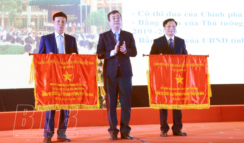 Gần 1.500 tập thể, c&aacute; nh&acirc;n được khen thưởng trong phong tr&agrave;o thi đua &ldquo;Đổi mới, s&aacute;ng tạo trong quản l&yacute;, giảng dạy v&agrave; học tập năm học 2020-2021&rdquo;