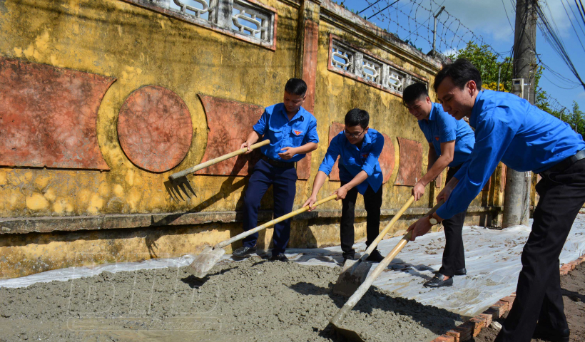 Tuổi trẻ to&agrave;n tỉnh đ&atilde; thực hiện 45 c&ocirc;ng tr&igrave;nh, phần việc tham gia x&acirc;y dựng n&ocirc;ng th&ocirc;n mới