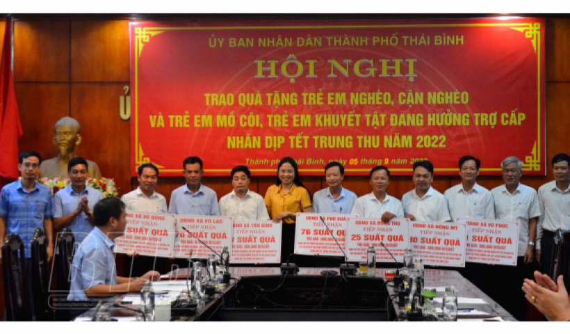 UBND th&agrave;nh phố trao 791 suất qu&agrave; cho trẻ em c&oacute; ho&agrave;n cảnh kh&oacute; khăn 