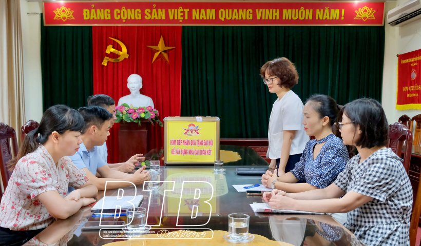 Ủy ban MTTQ tỉnh d&agrave;nh to&agrave;n bộ qu&agrave; ch&uacute;c mừng Đại hội để x&acirc;y dựng nh&agrave; đại đo&agrave;n kết 