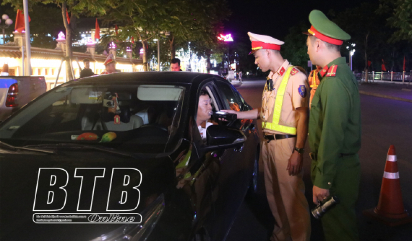 Xử l&yacute; tr&ecirc;n 2.300 trường hợp vi phạm trật tự an to&agrave;n giao th&ocirc;ng trong th&aacute;ng cao điểm 