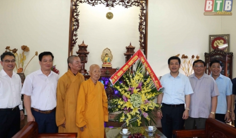 Đồng ch&iacute; Nguyễn Hồng Di&ecirc;n, Ủy vi&ecirc;n Trung ương Đảng, B&iacute; thư Tỉnh ủy, Chủ tịch UBND tỉnh c&ugrave;ng đo&agrave;n đại biểu của tỉnh, huyện Vũ Thư tặng hoa ch&uacute;c mừng đại lễ Phật đản tại ch&ugrave;a Ph&uacute;c Minh, x&atilde; Hiệp H&ograve;a (Vũ Thư).