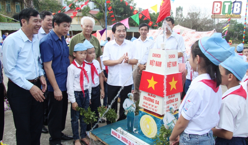 Đồng ch&iacute; Nguyễn Tiến Th&agrave;nh, Ủy vi&ecirc;n Ban Thường vụ, Trưởng ban D&acirc;n vận Tỉnh ủy thăm m&ocirc; h&igrave;nh hội trại của c&aacute;c em thiếu ni&ecirc;n, nhi đồng thị trấn Tiền Hải, huyện Tiền Hải. Ảnh: Tiến Đạt