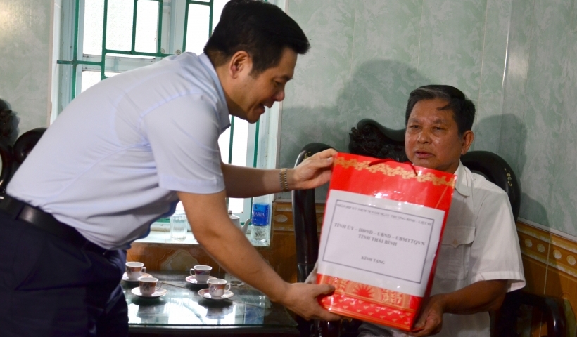 Đồng ch&iacute; Nguyễn Hồng Di&ecirc;n, Ủy vi&ecirc;n Trung ương Đảng, Ph&oacute; B&iacute; thư Tỉnh ủy, Chủ tịch UBND tỉnh thăm hỏi, tặng qu&agrave; thương binh hạng &frac14; L&ecirc; Văn Chưng, khu Minh Tiến, thị trấn Vũ Thư.