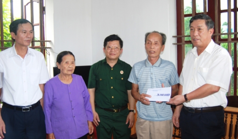 Đồng ch&iacute; Phạm Văn Ca, Ủy vi&ecirc;n Ban Thường vụ Tỉnh ủy, Ph&oacute; Chủ tịch thường trực UBND tỉnh c&ugrave;ng Hội CCB Đảng ủy khối Doanh nghiệp tỉnh thăm, tặng qu&agrave; th&acirc;n nh&acirc;n liệt sỹ Vũ Văn Thắng, x&atilde; Th&aacute;i Hưng (Th&aacute;i Thụy).