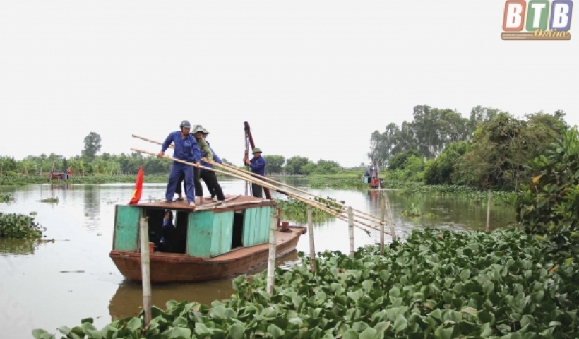 C&ocirc;ng ty TNHH MTV Khai th&aacute;c c&ocirc;ng tr&igrave;nh thủy lợi Bắc Th&aacute;i B&igrave;nh tổ chức giải tỏa vật cản tr&ecirc;n s&ocirc;ng. 