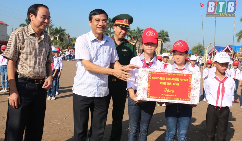 Đồng ch&iacute; &ETH;ặng Trọng Thăng, Ph&oacute; B&iacute; thư thường trực Tỉnh ủy, Chủ tịch UBND tỉnh c&ugrave;ng c&aacute;c đồng ch&iacute; trong Ban Thường vụ Tỉnh ủy tặng qu&agrave; c&aacute;c ch&aacute;u thiếu ni&ecirc;n, nhi đồng x&atilde; Ph&uacute;c Th&agrave;nh (Vũ Thư). Nguyễn Cường