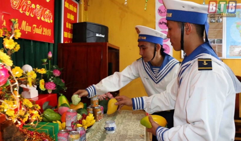 C&aacute;c chiến sỹ điểm đảo Đ&aacute; Đ&ocirc;ng B chuẩn bị đ&oacute;n Tết.