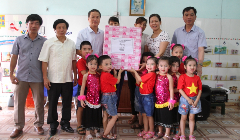C&aacute;c đồng ch&iacute;: Đ&agrave;m Văn Vượng, Ủy vi&ecirc;n Ban Thường vụ Tỉnh ủy, Ph&oacute; Chủ tịch thường trực HĐND tỉnh; Đỗ Xu&acirc;n Th&agrave;nh, Ủy vi&ecirc;n Ban Thường vụ, Trưởng ban Tổ chức Tỉnh ủy tặng qu&agrave; c&aacute;c ch&aacute;u thiếu nhi Trường Mầm non Thị trấn Quỳnh C&ocirc;i (Quỳnh Phụ). Ảnh: Trịnh Cườ