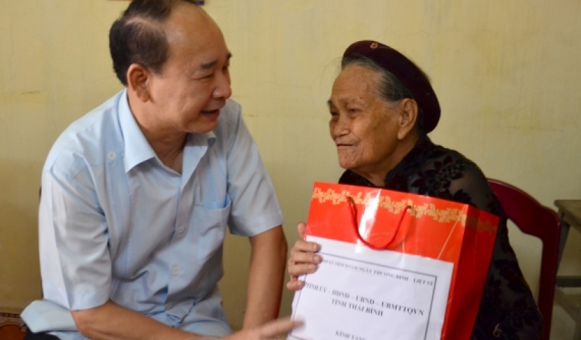 Đồng ch&iacute; Phạm Văn Sinh, B&iacute; thư Tỉnh ủy thăm hỏi, tặng qu&agrave; B&agrave; mẹ Việt Nam anh h&ugrave;ng Phạm Thị Bờ, tổ 22, phường Bồ Xuy&ecirc;n.