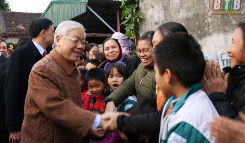 Đồng ch&iacute; Tổng B&iacute; thư Nguyễn Ph&uacute; Trọng gặp gỡ n&oacute;i chuyện với nh&acirc;n d&acirc;n huyện Tiền Hải.