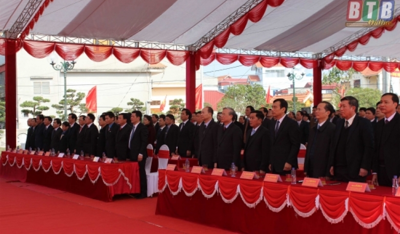 C&aacute;c đồng ch&iacute; l&atilde;nh đạo trung ương, l&atilde;nh đạo tỉnh v&agrave; c&aacute;c đại biểu dự lễ kh&aacute;nh th&agrave;nh nh&agrave; tưởng niệm đồng ch&iacute; Nguyễn Đức Cảnh.